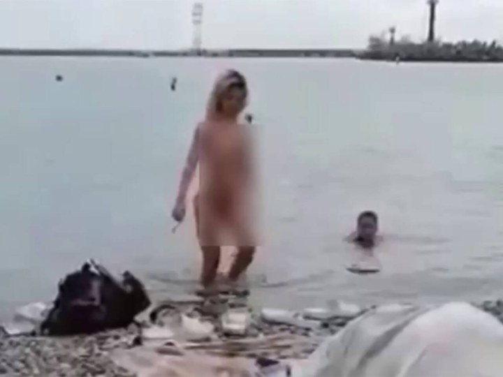 Жена голая купается в море