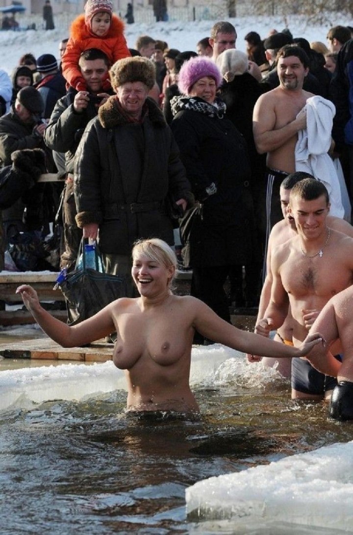 Голые бабы в проруби на крещение