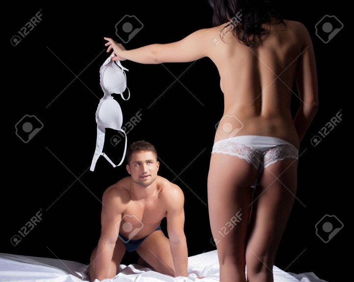 Мужчина раздевает девушку