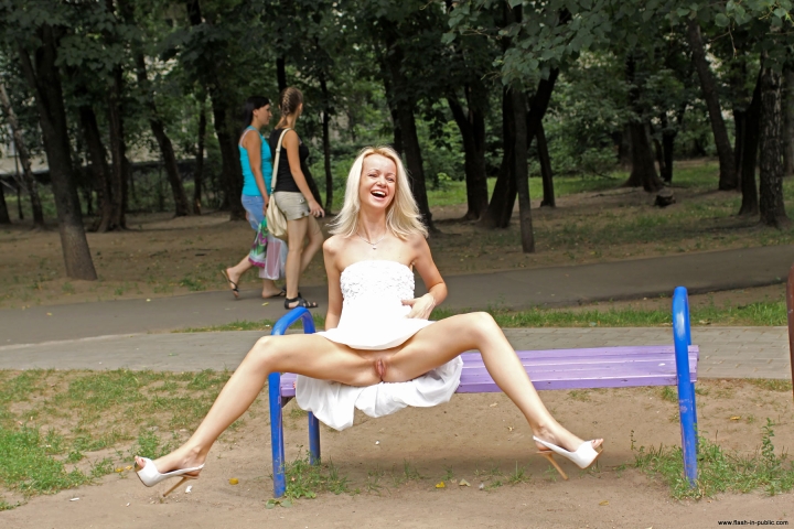 Девушки без трусиков в людных местах